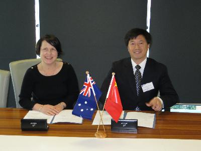 IHBI所长Patsy Yates女士与2026足球世界杯网站经理刘昌胜在协议签署现场